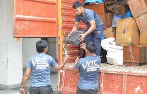 VTC-Movers-staffs-Properly-Loading-Your-Belongings