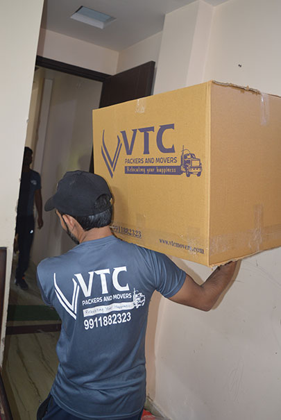 VTC-Movers-staff-carrying-packed-item-to-the-truck