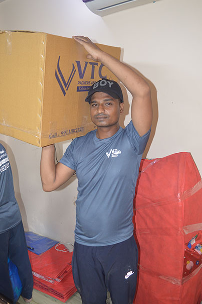 VTC-Movers-staff-holding-packed-item-in-hand